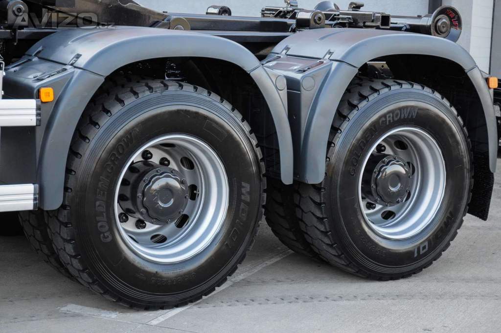 Foto inzerátu 6X4 MAN TGS 33.400 HÁKOVÝ NOSIČ KONTEJNERŮ + HYDRAULICKÁ RUKA