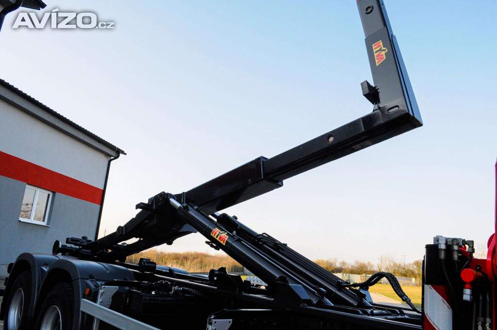 Foto inzerátu 6X4 MAN TGS 33.400 HÁKOVÝ NOSIČ KONTEJNERŮ + HYDRAULICKÁ RUKA
