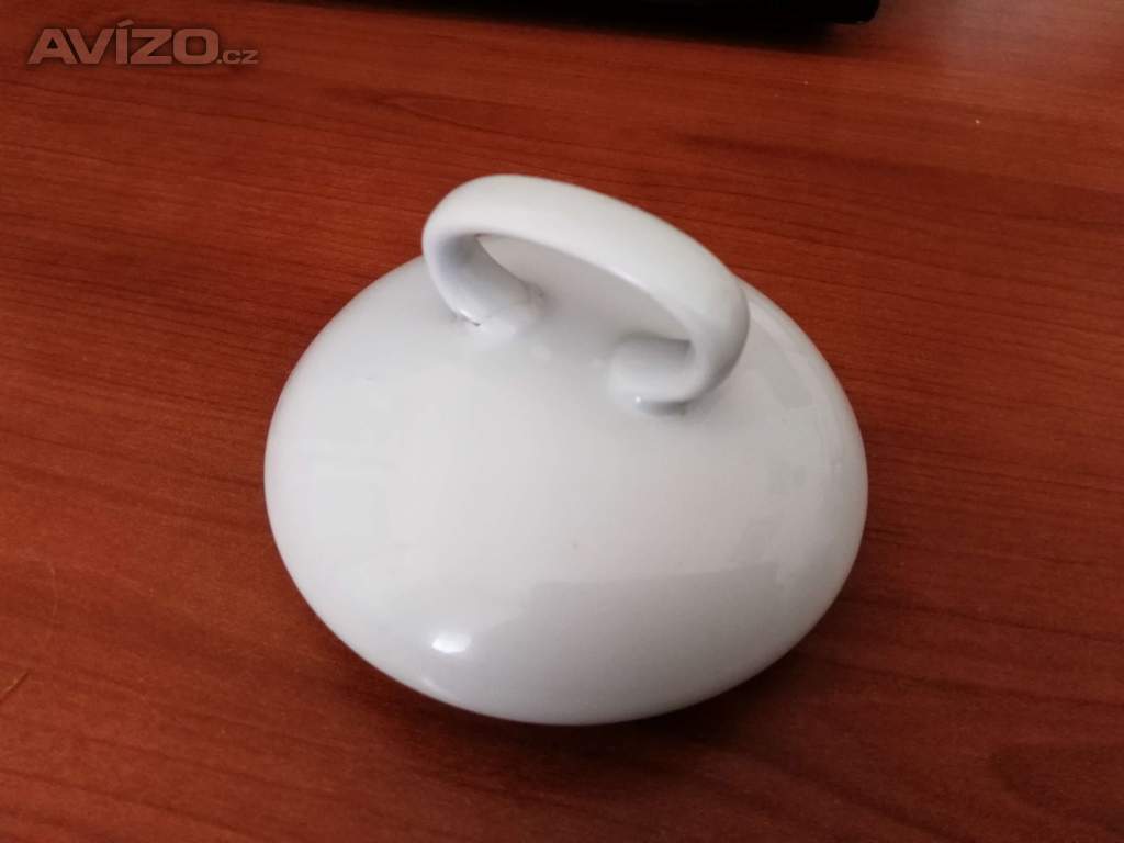 Foto inzerátu PRODÁM PORCELÁNOVOU KONVICI Z LET 1934-1942 