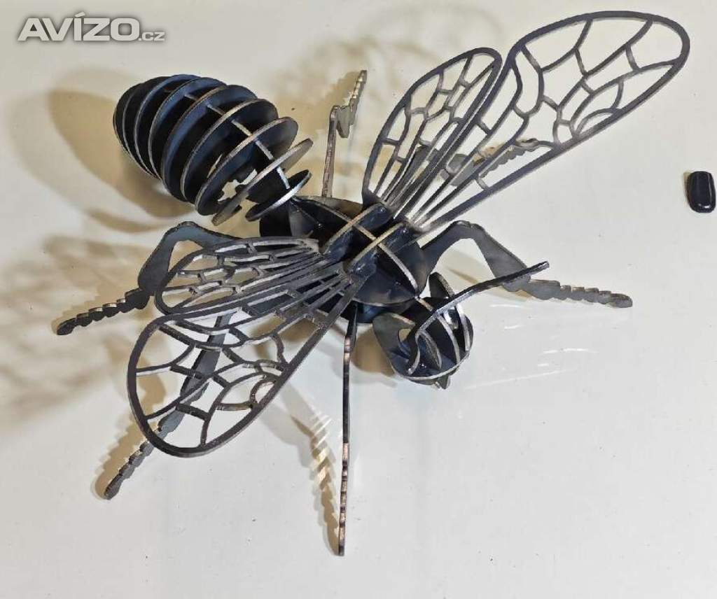 Kovová včela z oceli - zahradní / bytová dekorace, 40 cm