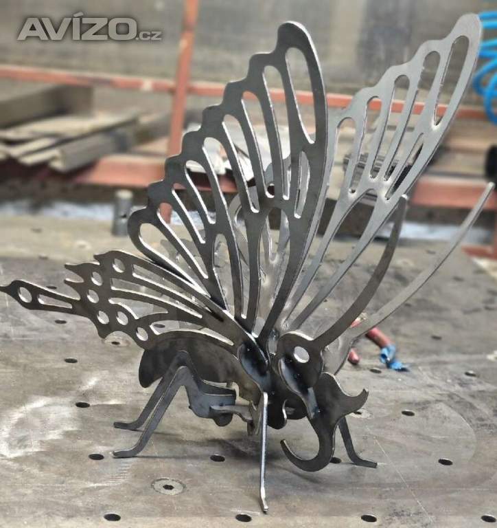 Kovový motýl – zahradní dekorace, výška 45 cm – stojící