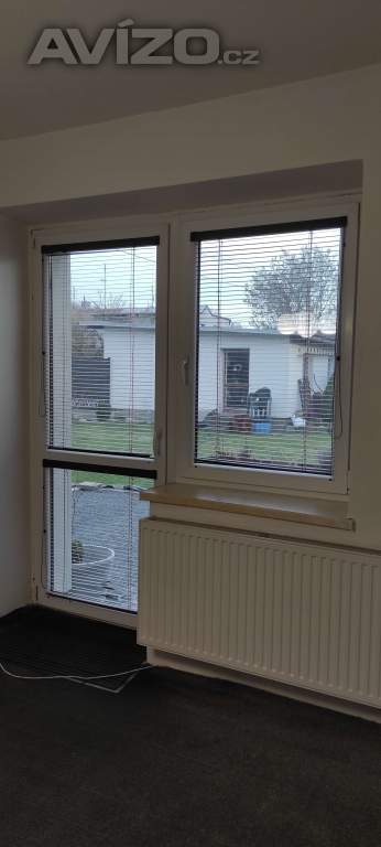Okno s balkónovými dveřmi a okno