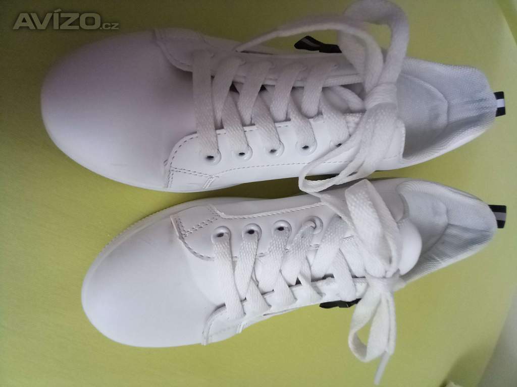 Foto inzerátu Boty, dva páry, č. 37, černé  a bílé.
