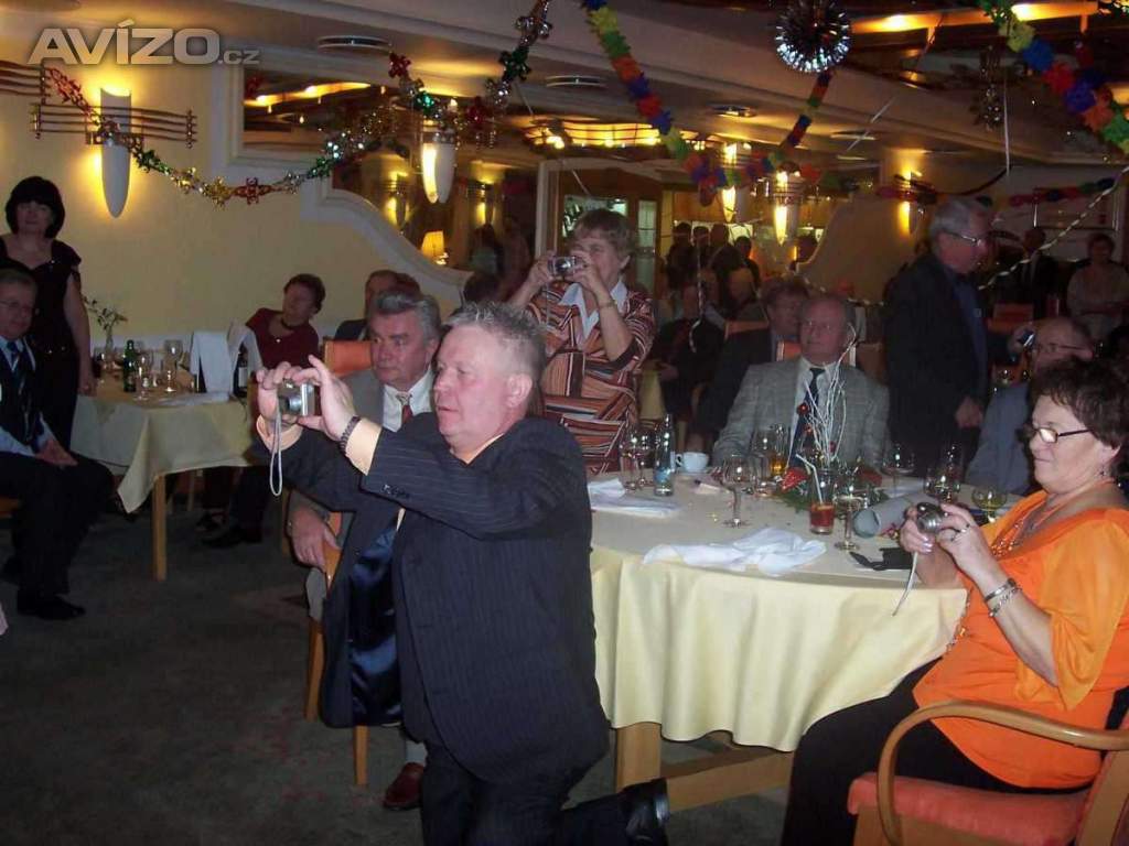 Foto inzerátu ŽIVÁ HUDBA NA OSLAVY, SVATBY, PLESY + DJ - ZLÍNSKÝ KRAJ