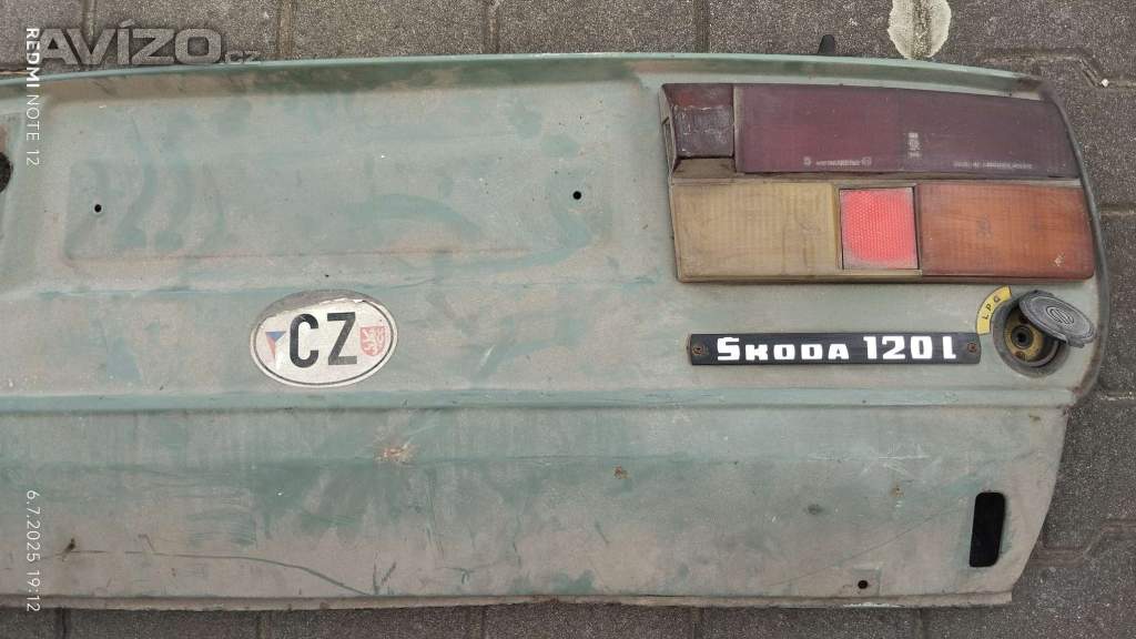Zadni čelo na ŠKODA 105/120 s lištou a světlem.
