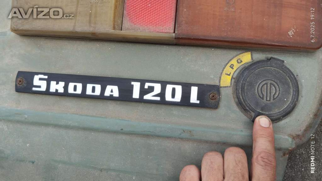 Foto inzerátu Zadni čelo na ŠKODA 105/120 s lištou a světlem.