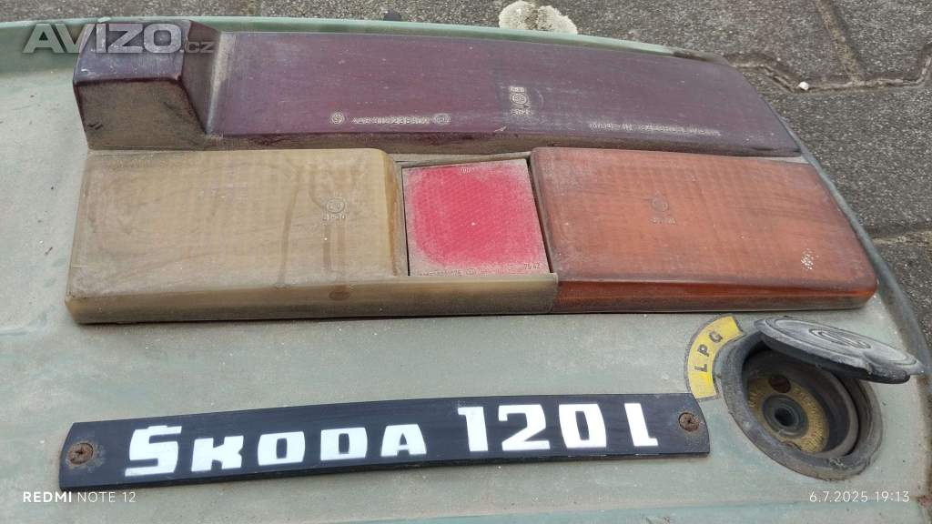 Foto inzerátu Zadni čelo na ŠKODA 105/120 s lištou a světlem.