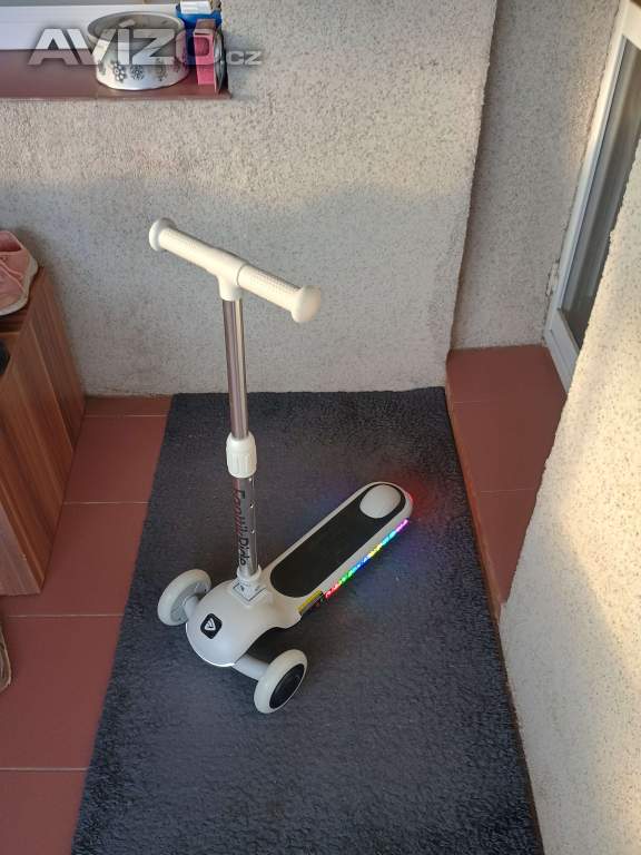 Foto inzerátu Skládací elektrický skútr pro děti - tříkolka
