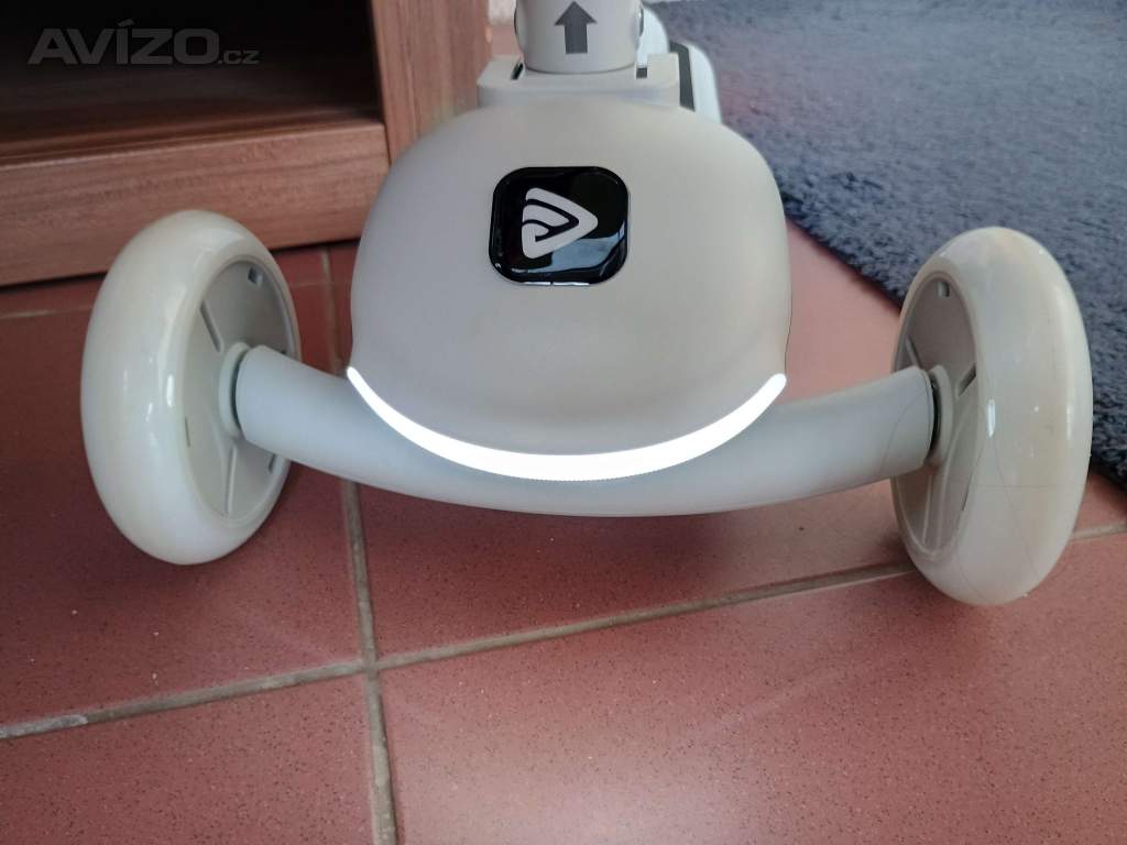 Foto inzerátu Skládací elektrický skútr pro děti - tříkolka