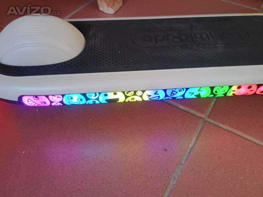 Foto inzerátu Skládací elektrický skútr pro děti - tříkolka