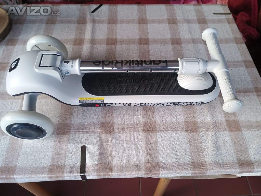 Foto inzerátu Skládací elektrický skútr pro děti - tříkolka