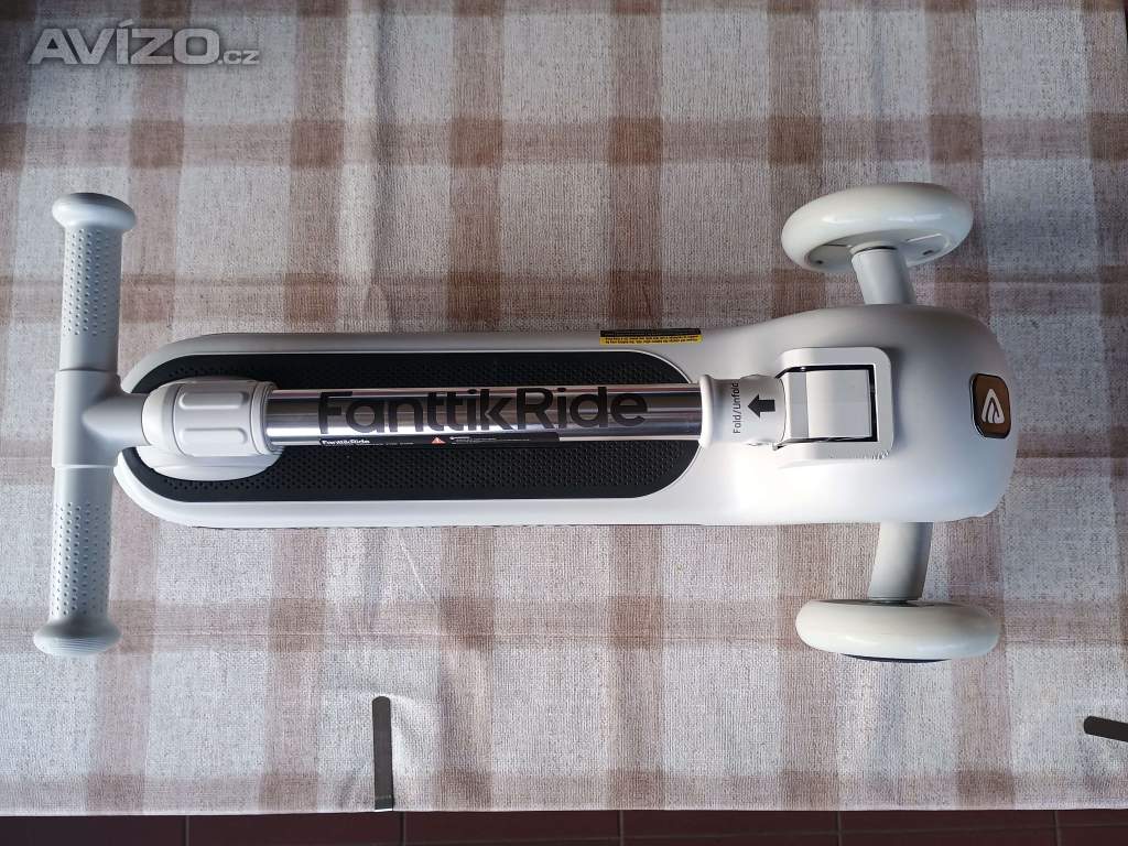 Foto inzerátu Skládací elektrický skútr pro děti - tříkolka