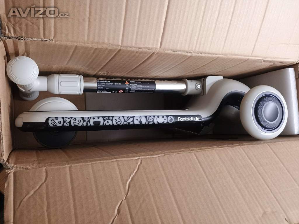Foto inzerátu Skládací elektrický skútr pro děti - tříkolka
