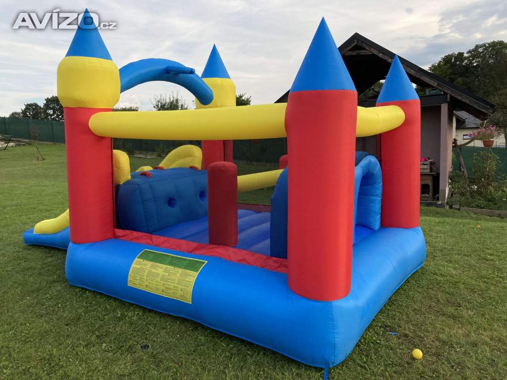 Skákací hrad skluzavka Velikost 11,5m2