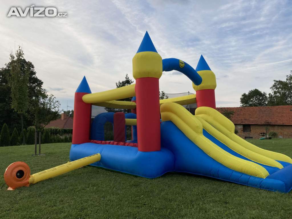 Foto inzerátu Skákací hrad skluzavka Velikost 11,5m2