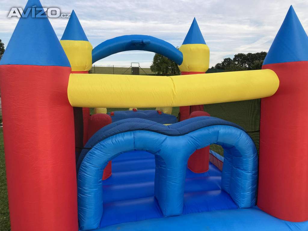 Foto inzerátu Skákací hrad skluzavka Velikost 11,5m2