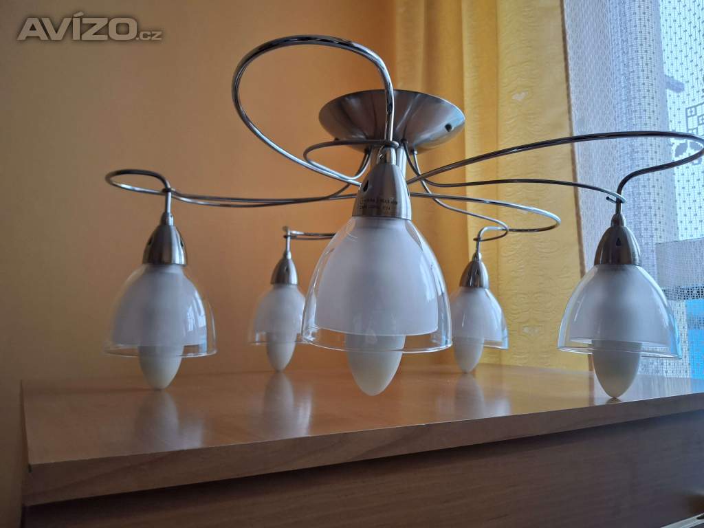 Skleněný lustr