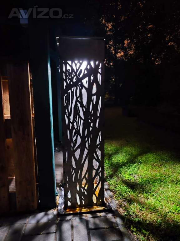 Foto inzerátu Zahradní dekorace - lampový sloupek s listovým vzorem (23 kg)