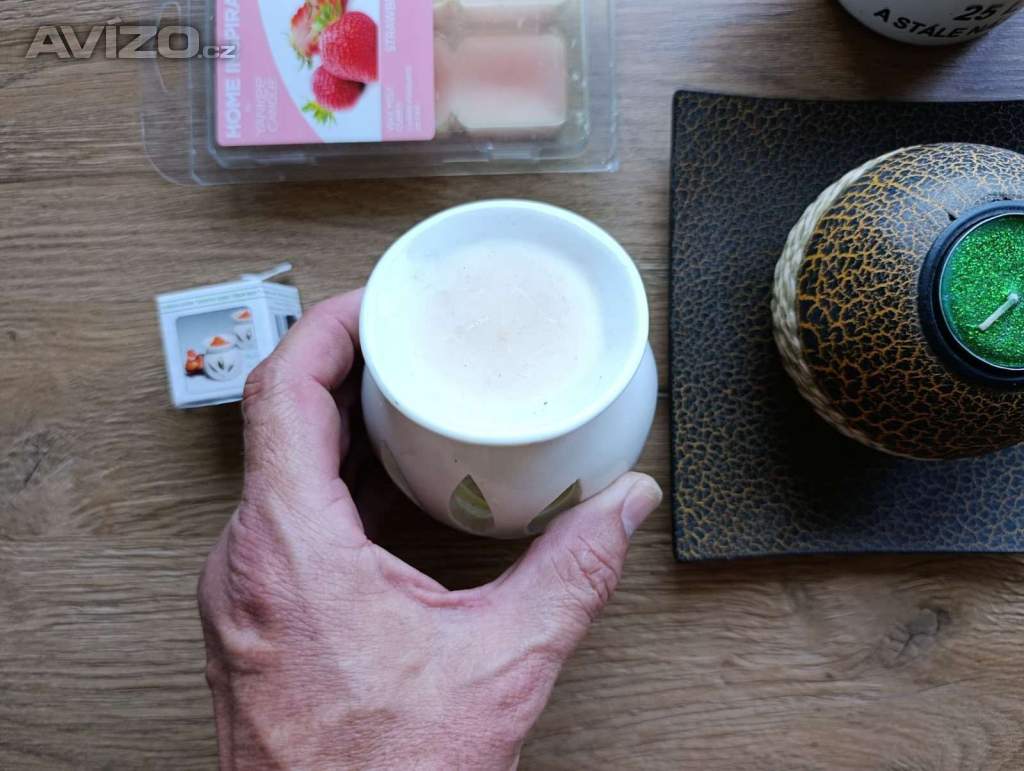 Foto inzerátu Svícen s podložkou, plech hrnek, aroma lampa