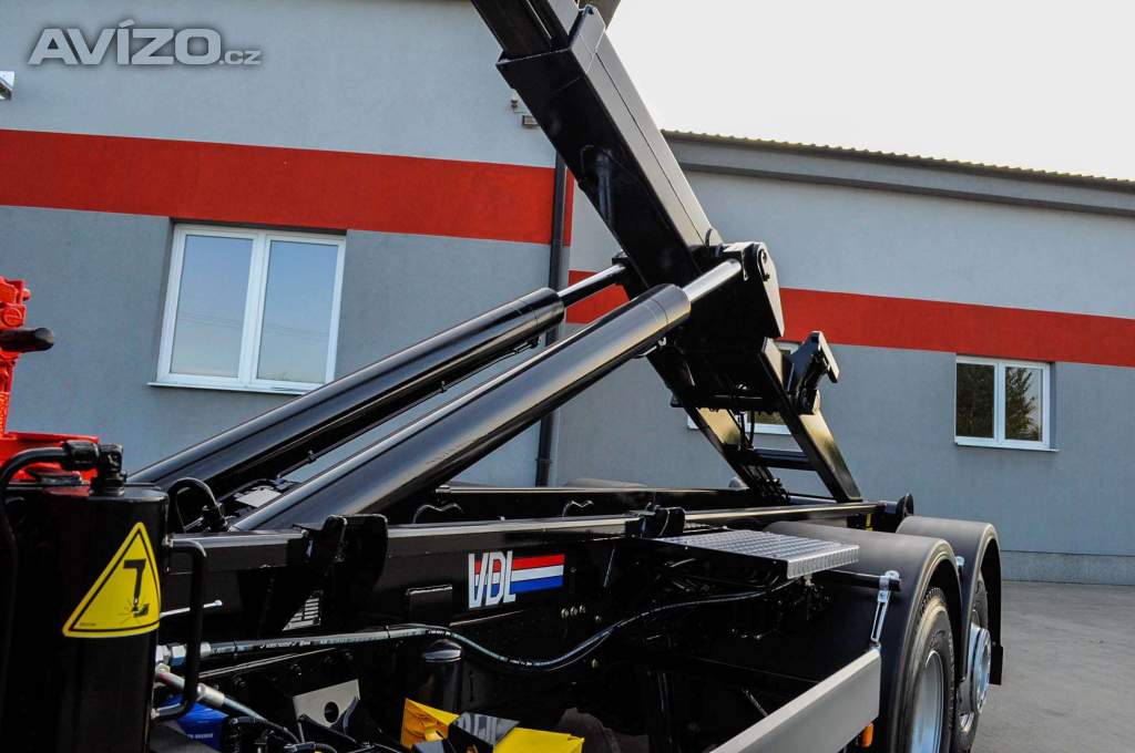 Foto inzerátu MAN TGS 28.320 HÁKOVÝ NOSIČ KONTEJNERŮ + HYDRAULICKÁ RUKA