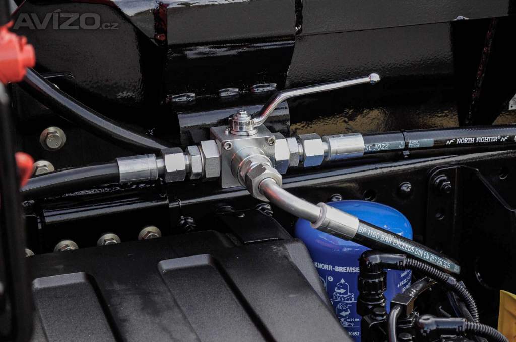 Foto inzerátu MAN TGS 28.320 HÁKOVÝ NOSIČ KONTEJNERŮ + HYDRAULICKÁ RUKA
