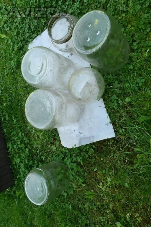 Zavařovací sklenie a kryt na žárovku nad vchod.