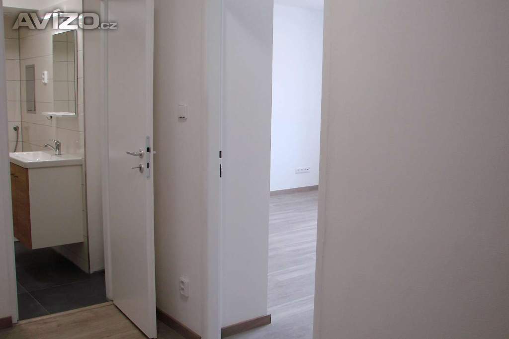 Foto inzerátu REZERVACE - Pronájem 1+kk OV-Poruba, ul. Porubská (34 m2, rekonstruováno, balkon)