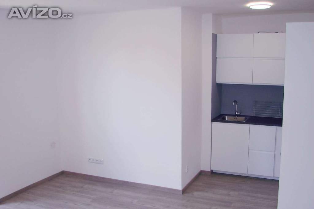 Foto inzerátu REZERVACE - Pronájem 1+kk OV-Poruba, ul. Porubská (34 m2, rekonstruováno, balkon)