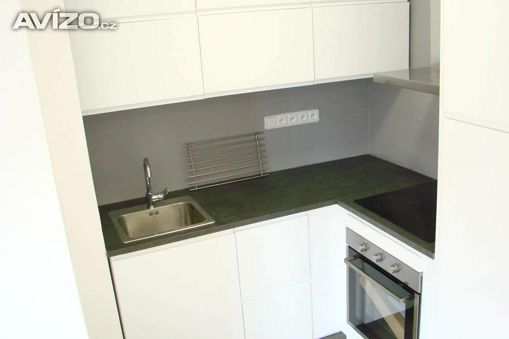 Foto inzerátu REZERVACE - Pronájem 1+kk OV-Poruba, ul. Porubská (34 m2, rekonstruováno, balkon)