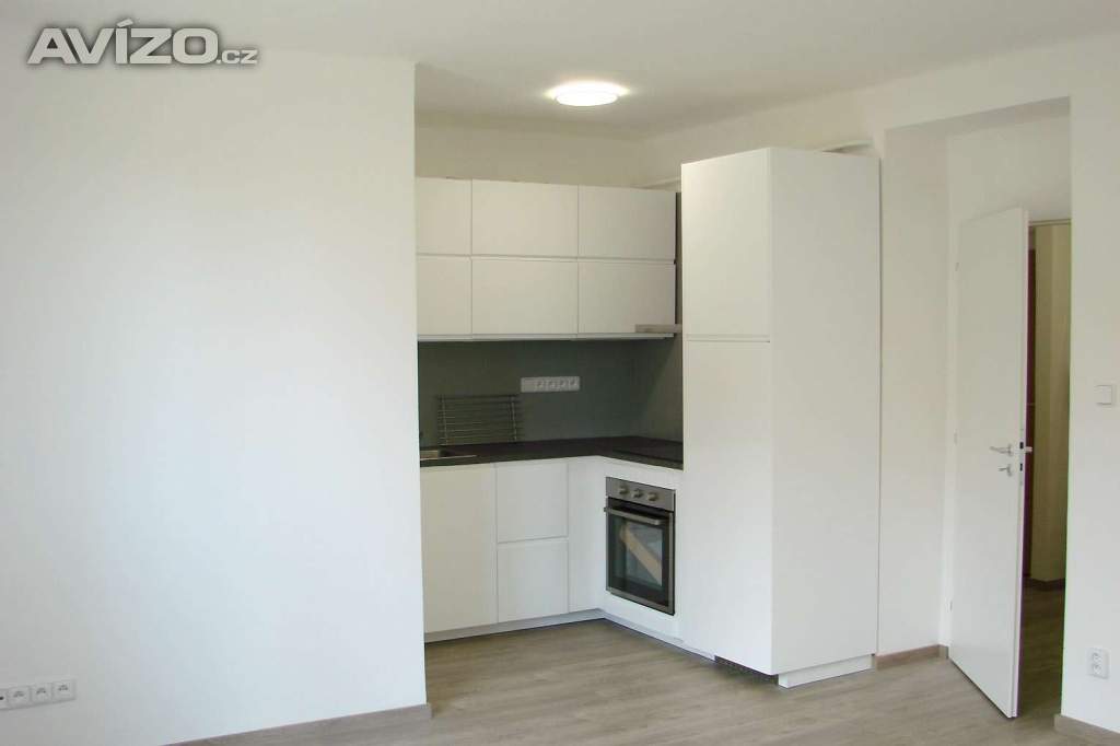 Foto inzerátu REZERVACE - Pronájem 1+kk OV-Poruba, ul. Porubská (34 m2, rekonstruováno, balkon)