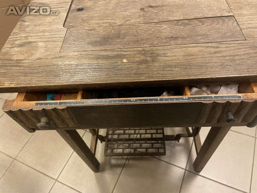Foto inzerátu Starý šicí stroj Mundlos Victoria 88G 