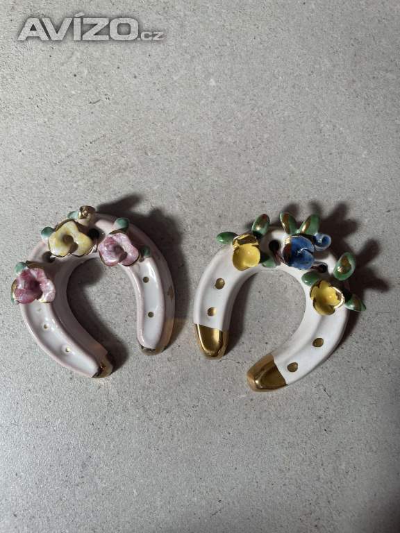 🐴✨ PÁR KRÁSNÝCH PORCELÁNOVÝCH PODKOV – KVĚTINOVÝ DEKOR, ZLACENÍ