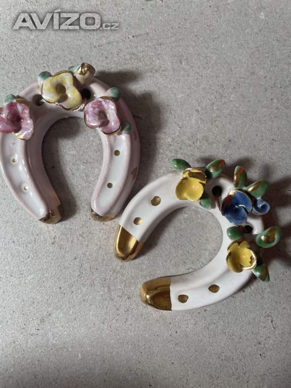 Foto inzerátu 🐴✨ PÁR KRÁSNÝCH PORCELÁNOVÝCH PODKOV – KVĚTINOVÝ DEKOR, ZLACENÍ
