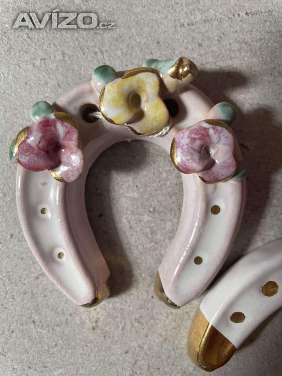 Foto inzerátu 🐴✨ PÁR KRÁSNÝCH PORCELÁNOVÝCH PODKOV – KVĚTINOVÝ DEKOR, ZLACENÍ