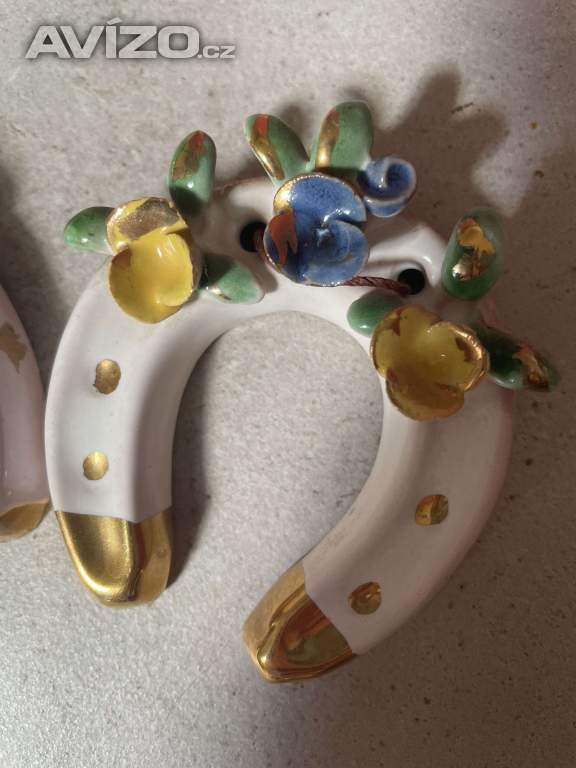 Foto inzerátu 🐴✨ PÁR KRÁSNÝCH PORCELÁNOVÝCH PODKOV – KVĚTINOVÝ DEKOR, ZLACENÍ