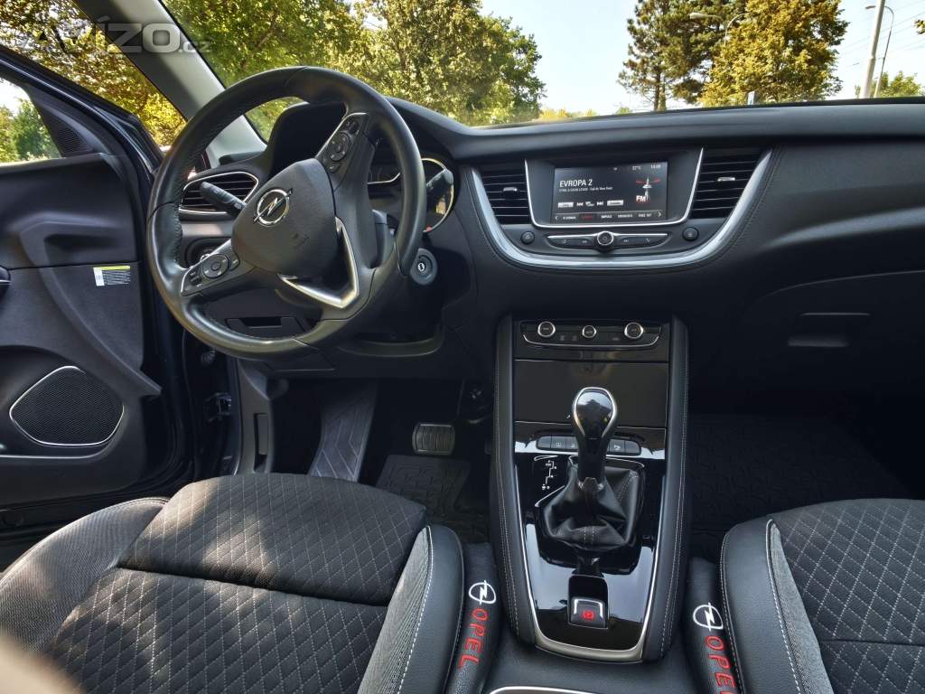 Foto inzerátu Opel Grandland X 1.6 benzín 180 koní 1. majitel 