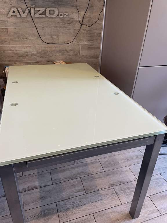 Prodám Italský rozkládací skleněný stůl