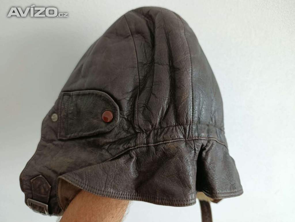 Foto inzerátu Stará kožená letecká / motoristická kukla s kožíškem