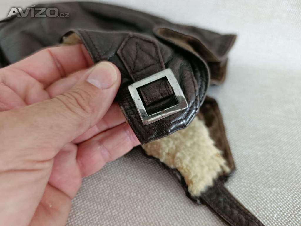 Foto inzerátu Stará kožená letecká / motoristická kukla s kožíškem