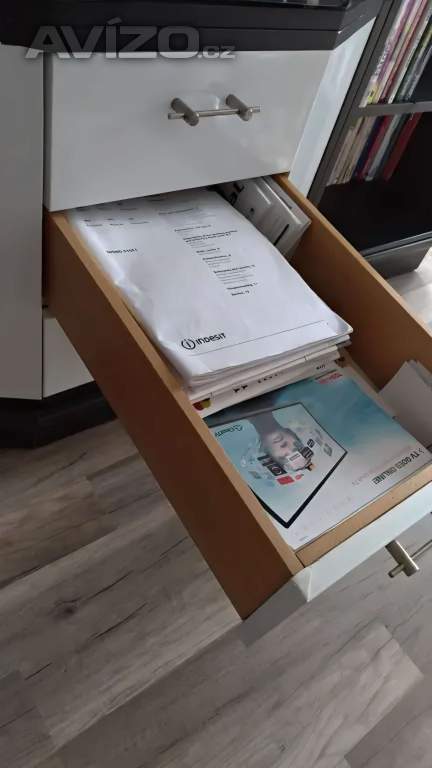 Foto inzerátu Skříň/ vitrína se šuplíky