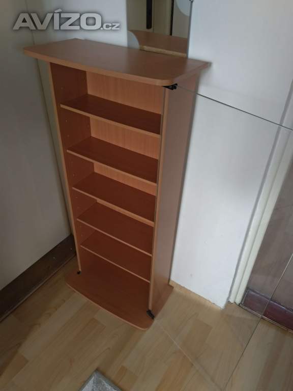 Foto inzerátu Malá úzká prosklená skříňka na CD či DVD