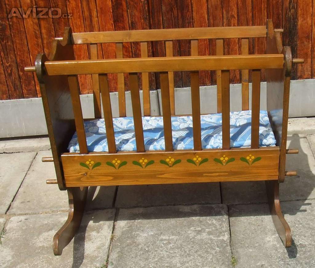 Foto inzerátu Prodám dřevěnou malovanou kolíbku