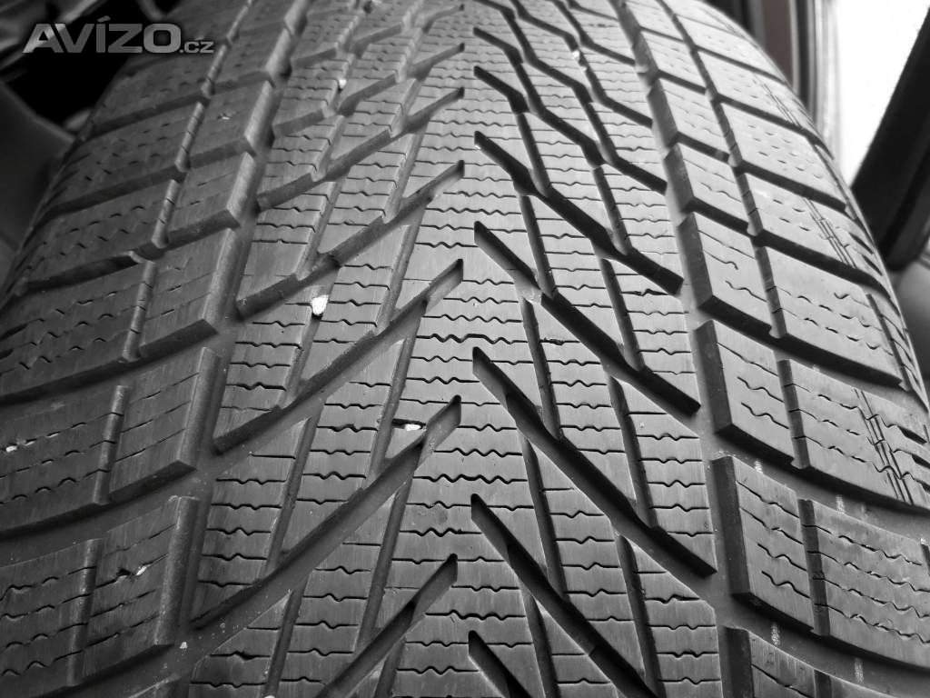 Foto inzerátu Sada nebo 2ks zimních pneu 235/45 R18: