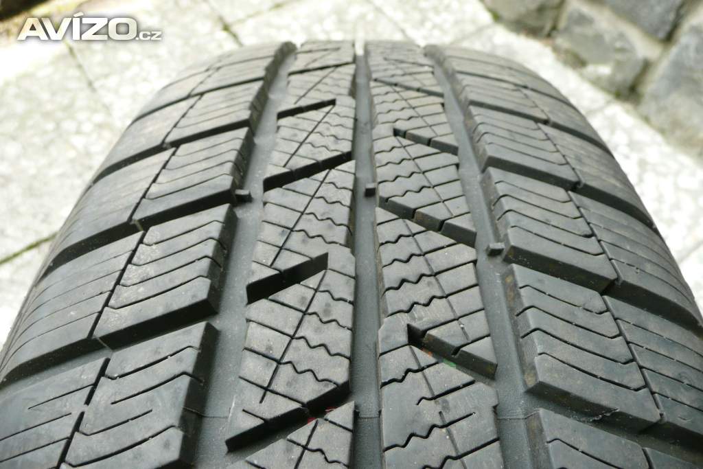 Foto inzerátu Dvě zimní pneu Barum 215/65 R16