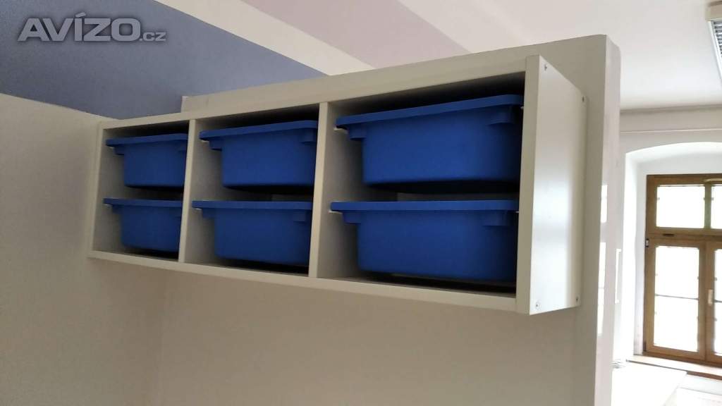 nábytek police s platovými boxy