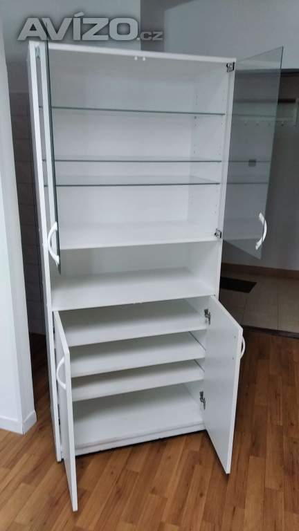 nábytek poloprosklená knihovna