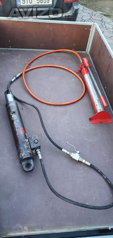 Hydraulická pumpa s ventilem a jednočinnou pístnicí
