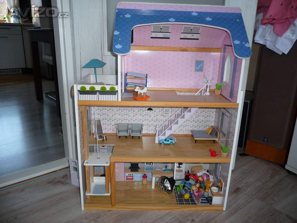 Dřevěný domeček pro panenky s vybavením 