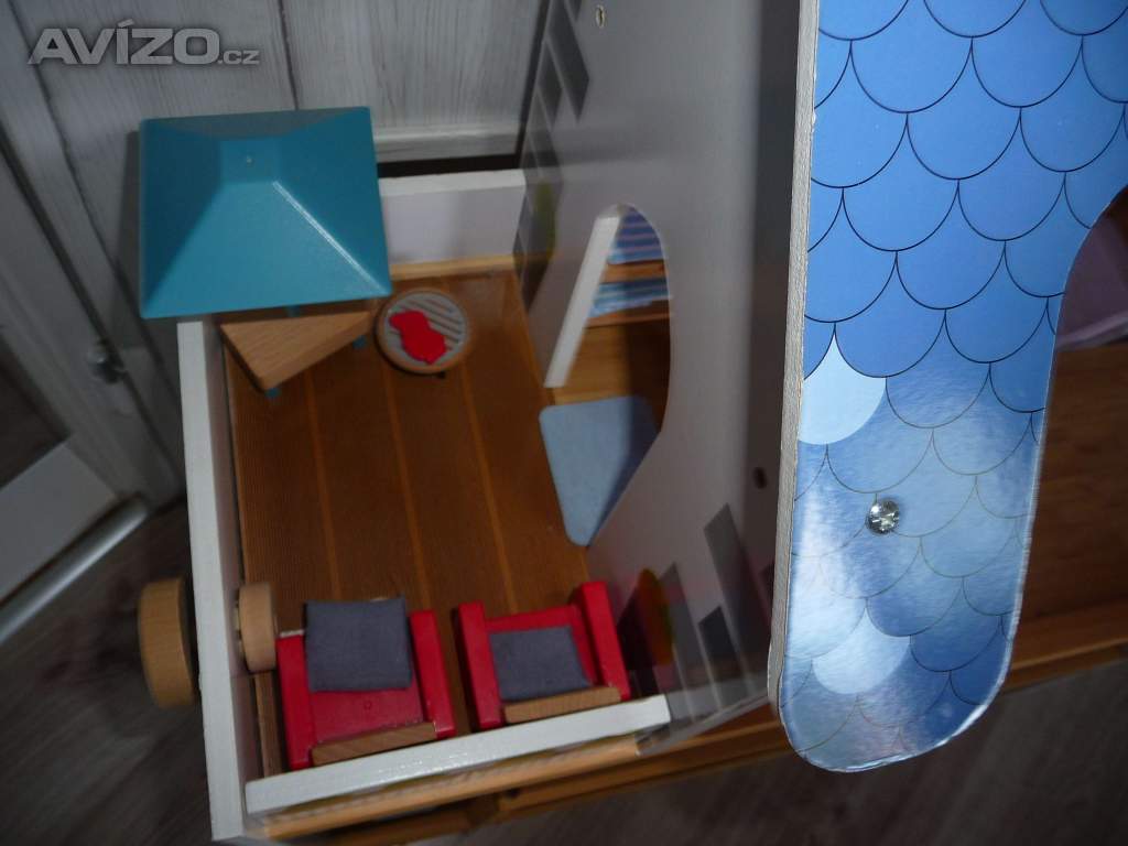Foto inzerátu Dřevěný domeček pro panenky s vybavením 