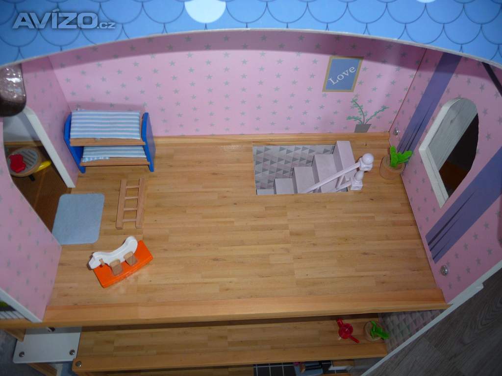 Foto inzerátu Dřevěný domeček pro panenky s vybavením 